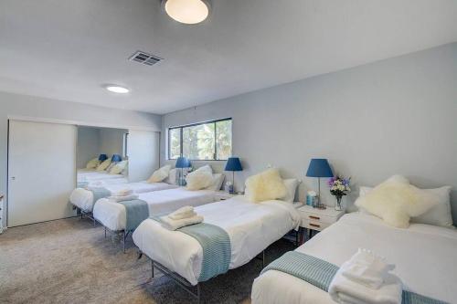 - une rangée de lits dans une chambre avec fenêtres dans l'établissement Luxurious 5BR I 4BA Dream Home I 31 nights min stay I, à Las Vegas