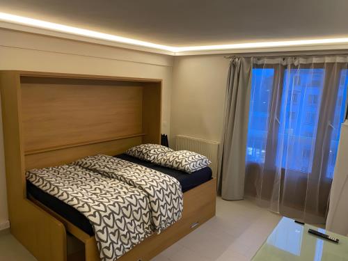 une chambre avec un lit et une fenêtre dans l'établissement Studio à proximité immédiate des transports avec une terrasse, à Cachan