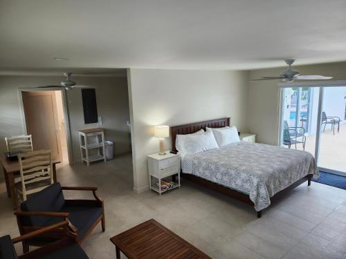 1 dormitorio con 1 cama y sala de estar en Sunshine Island Inn, en Sanibel