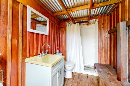 een badkamer met een wastafel en een toilet bij Peace at the River in Antioch