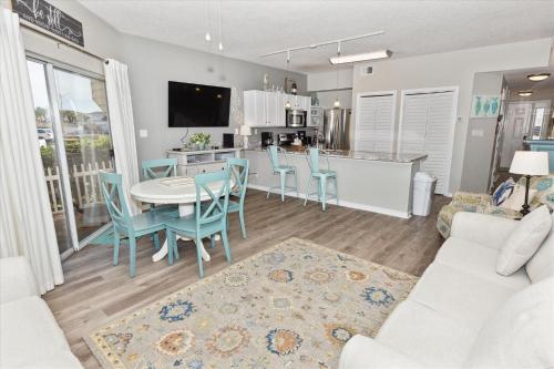 cocina y sala de estar con mesa y sillas en Sandpiper Cove #9124 Condo, en Destin