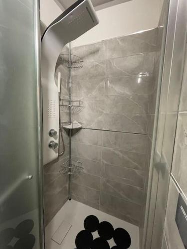 eine Dusche mit Glastür im Badezimmer in der Unterkunft Mrassi in Palermo