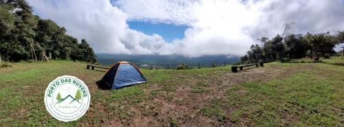 tenda in mezzo a un campo di Porto das Nuvens a Viçosa do Ceará