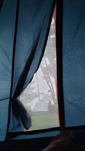 - une vue sur une fenêtre d'une tente dans l'établissement Porto das Nuvens, à Viçosa do Ceará