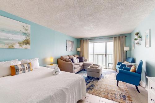 1 dormitorio con 1 cama y sala de estar en Islander W 703, en Fort Walton Beach