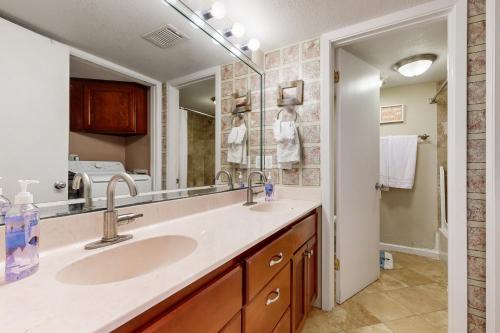 a bathroom with two sinks and a large mirror at Buena Vida 17 in Navarre