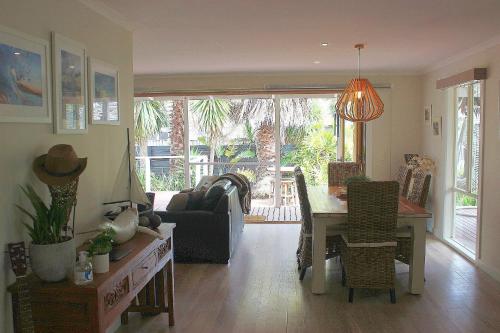 uma sala de estar com uma mesa e uma sala de jantar em Palm Breeze at Sunset Strip em Sunset Strip