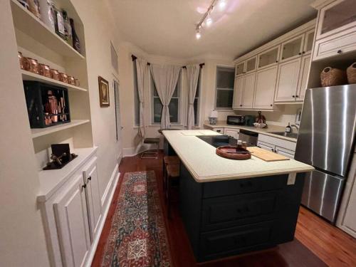 Η κουζίνα ή μικρή κουζίνα στο Charming Historic District Parlor Level Apartment