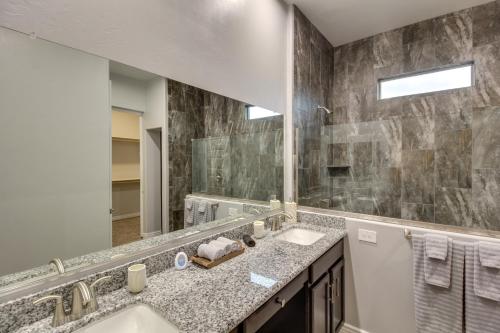 baño con 2 lavabos y espejo grande en Marana Home with Pool Access and Mountain Views!, en Marana