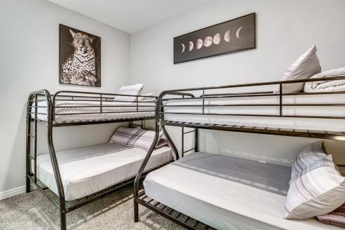 Krevet ili kreveti na sprat u jedinici u okviru objekta Marana Home with Pool Access and Mountain Views!