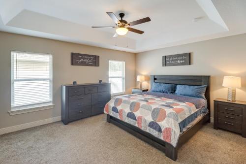 1 dormitorio con 1 cama y ventilador de techo en Ocala Retreat 4 Mi to World Equestrian Center!, en Ocala Ridge