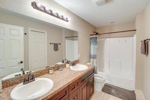y baño con 2 lavabos y ducha. en Ocala Retreat 4 Mi to World Equestrian Center!, en Ocala Ridge