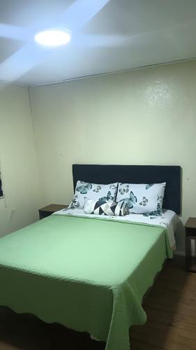 ein Schlafzimmer mit einem Bett mit blauer Decke in der Unterkunft Habitación privada bombero garrido in Curicó