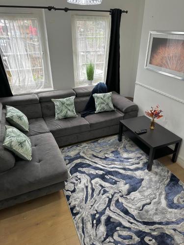 uma sala de estar com um sofá e uma mesa em 2 bedroom flat, 2 minutes walk to Bethnalgreen station, Central London em Londres