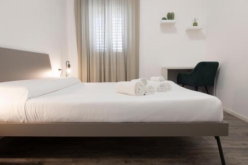 een slaapkamer met een bed met handdoeken erop bij Lucana Rooftop in Matera