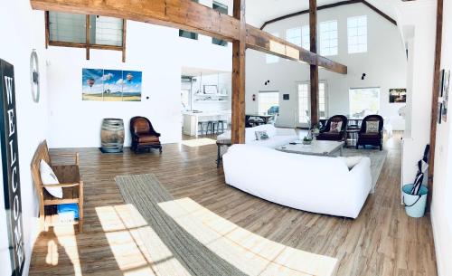 Khu vực ghế ngồi tại The Star of Wine Country #1 on 5 acre estate