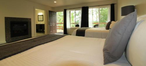 ein großes Schlafzimmer mit 2 Betten und einem Kamin in der Unterkunft Great Alaska Adventure Lodge in Sterling