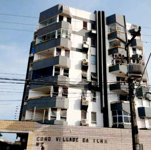 un edificio alto con gente en sus balcones en Flat Central do Martins en São Luís