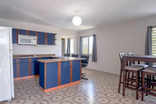 Η κουζίνα ή μικρή κουζίνα στο Humacao Villa - 8BR, Pool, Palmas, Ocean Views