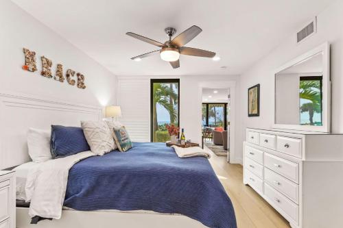 una camera da letto con un letto e un ventilatore a soffitto di Sonrisa 5 a Clearwater Beach