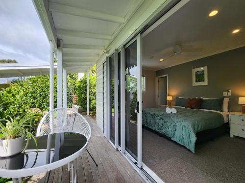 Ένα ή περισσότερα κρεβάτια σε δωμάτιο στο Hahei Getaway Rua