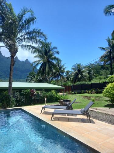 Villa con piscina y palmeras en Rotui Lodge en Paopao