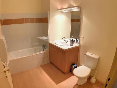 een badkamer met een toilet, een wastafel en een bad bij Appartement Grand Hôtel Aulus-les-Bains in Aulus-les-Bains
