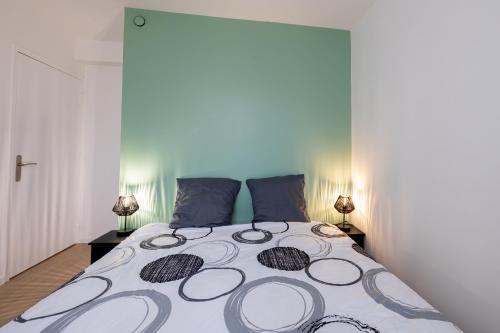 Très Bel Appartement Spacieux et Central في شوليه: غرفة نوم بسرير كبير فيها مصباحين