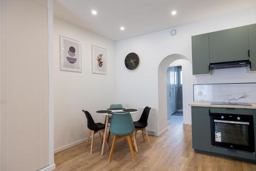 une cuisine et une salle à manger avec une table et des chaises dans l'établissement Très Bel Appartement Spacieux et Central, à Cholet