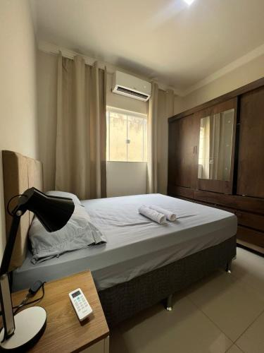 Bett in einem Zimmer mit einem Schreibtisch und einem Bett der Marke sidx sidx sidx. in der Unterkunft Apartamento Completo - Algarve 203 e 204 in Patos de Minas