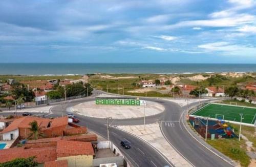 a street in a town with a road and the ocean at RECANTO DO SOL SABIAGUABA CEARA in Fortaleza
