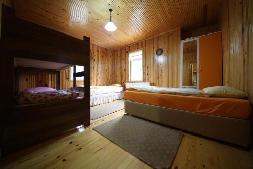 ウズンギョルにあるGünes Apartの木製の部屋にベッド2台が備わるベッドルーム1室