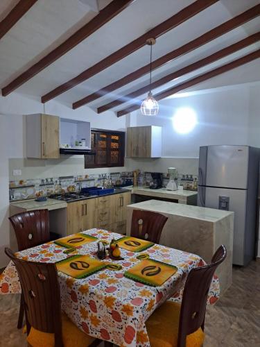 萊瓦鎮的住宿－Apartahotel Sacrosanta Trinidad，厨房配有桌子和桌布
