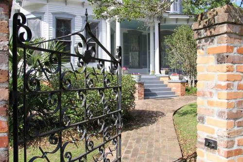 um portão de ferro preto em frente a uma casa em Historic Queen Anne Mansion em Quincy