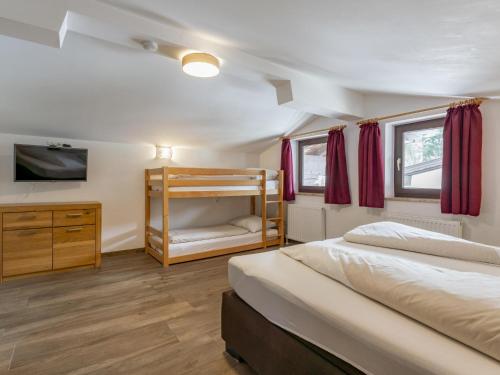 1 dormitorio con 2 camas y 1 litera en Wald TOP 2, en Fieberbrunn
