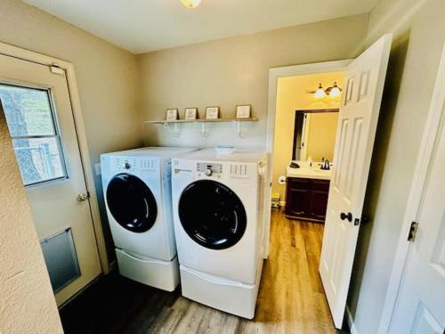 a laundry room with a washer and dryer and a sink at The Lighthouse Pet Friendly Hot Tub BBQ Sleeps 11 in Coarsegold