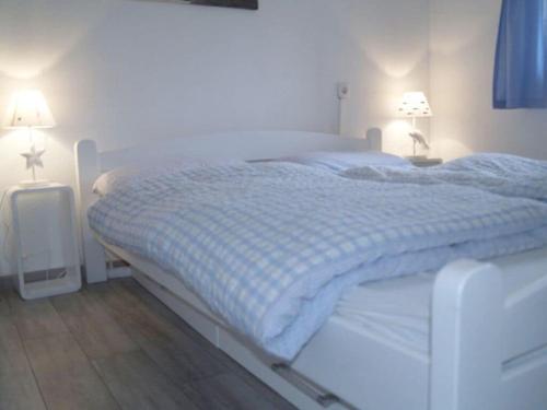 - un lit blanc dans une chambre avec deux lampes dans l'établissement beautiful holiday home 2 near the beach, à Portiragnes