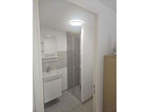 une salle de bain avec un lavabo, des toilettes et un miroir dans l'établissement beautiful holiday home 2 near the beach, à Portiragnes