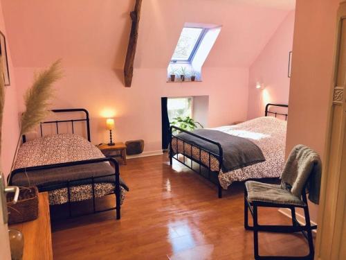 1 dormitorio con 2 camas y tragaluz en Apartment in Saint-Lô-d'Ourville, en Saint-Lo-dʼOurville