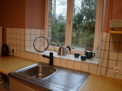 une cuisine avec un évier et une fenêtre dans l'établissement Apartment in Saint-Lô-d'Ourville, à Saint-Lo-dʼOurville