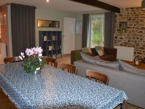 un salon avec une table et un canapé dans l'établissement Apartment in Saint-Lô-d'Ourville, à Saint-Lo-dʼOurville