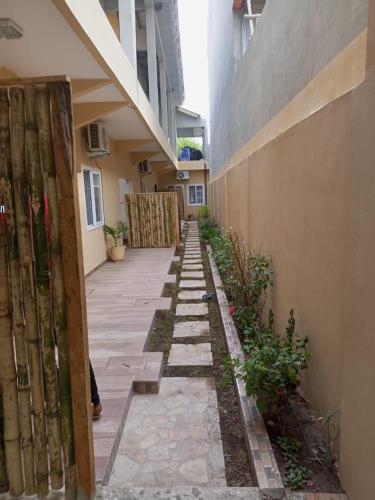 a hallway of a building with a walk way at Appartement à Fidjrossè in Cotonou