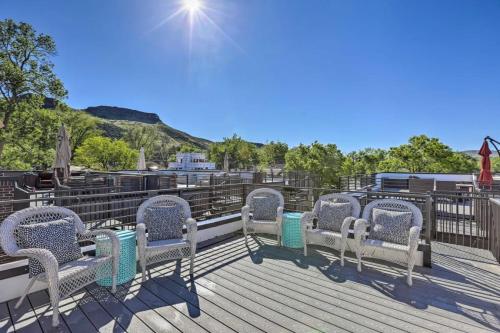 una fila de sillas sentadas en una terraza de madera en Golden Rooftop w Mountain Views - Walk to DT Golden School of Mines Close to Red Rocks, en Golden