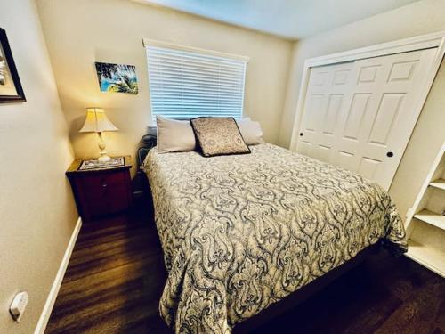 コアーシーゴールドにあるLighthouse Suite Pet Friendly Hot Tub Sleeps 4のベッドルーム1室(ベッド1台、白いドア付)