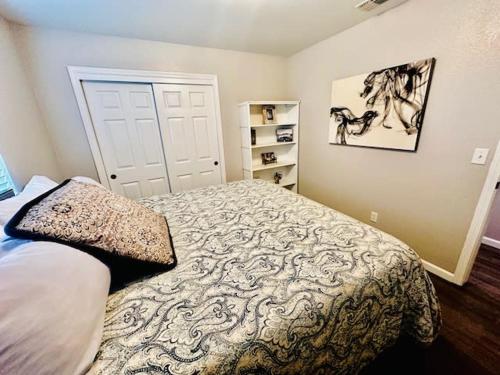 een slaapkamer met een bed en een witte deur bij Lighthouse Suite Pet Friendly Hot Tub Sleeps 4 in Coarsegold
