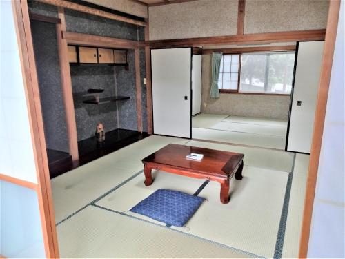 una habitación con una mesa en el medio de una habitación en Mitoyo - House - Vacation STAY 15144, en Mitoyo