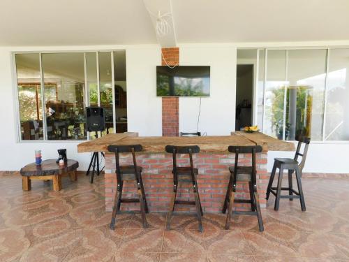 cocina con barra con taburetes y mesa en Hostal Santa Teresita, en La Merced