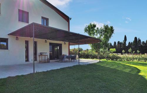 une terrasse d'une maison avec un pavillon dans l'établissement Le Loft De L Ecurie, à Maillane