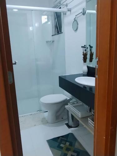 a bathroom with a toilet and a sink at Apartamento no Hotel Porto Marina Mangaratiba in Mangaratiba