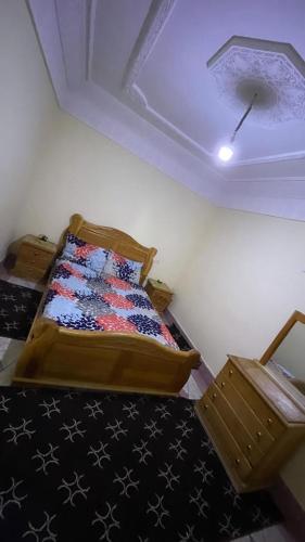 een kamer met een bed in een kamer bij Meuble BenTaleb Younes in Khenifra